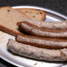 Rostbratwurst mit Brötchen und Senf